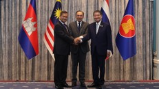 (Từ trái sang) Thủ tướng Campuchia Hun Manet, Thủ tướng Malaysia Anwar Ibrahim và Quyền Thủ tướng Thái Lan Phumtham Wechayachai trong cuộc họp báo tại Putrajaya (Malaysia), sau đàm phán về thỏa thuận ngừng bắn tại khu vực biên giới giữa Campuchia và Thái Lan, ngày 28/7/2025. Ảnh: THX/TTXVN