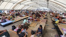 Người dân sơ tán tránh xung đột biên giới tại Buriram, Thái Lan ngày 28/7/2025. (Ảnh: THX/TTXVN)