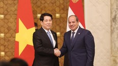 Chủ tịch nước Lương Cường và Tổng thống Ai Cập Abdel Fattah El-Sisi tại cuộc gặp gỡ báo chí, thông tin về kết quả hội đàm. (Ảnh: Lâm Khánh/TTXVN)