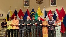 Các đại sứ ASEAN chụp ảnh chung với đại diện của Chính phủ và Nghị viện Canada. (Ảnh: Hà Linh/TTXVN)