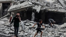 Cảnh đổ nát sau cuộc không kích của Israel xuống khu vực Al-Rimal, Dải Gaza. (Ảnh: THX/TTXVN)