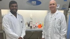 Giáo sư Ariel Munitz (phải) và đồng nghiệp. (Ảnh: TAU)