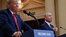 Tổng thống Nga Vladimir Putin (phải) và Tổng thống Mỹ Donald Trump tổ chức họp báo chung tại Helsinki, Phần Lan, ngày 16/7/2018.