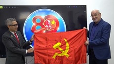 Đại sứ Việt Nam tại Israel Lý Đức Trung tặng cờ Đảng cho đồng chí Issam Makhoul, Ủy viên Bộ Chính trị Đảng Cộng sản Israel, Chủ tịch Hadash.