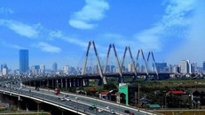 Vốn đầu tư thực hiện do địa phương quản lý là điểm sáng nổi bật nhất khi ước đạt 324,1 nghìn tỷ đồng, bằng 41,1% kế hoạch năm và tăng mạnh 29,4% so với cùng kỳ năm trước. (Ảnh: Vietnam+)