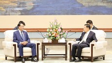 Phó Chủ tịch Quốc hội Trần Quang Phương (trái) hội kiến đồng chí Vương Hiểu Huy, Ủy viên Trung ương Đảng, Bí thư Tỉnh ủy Tứ Xuyên (Trung Quốc).