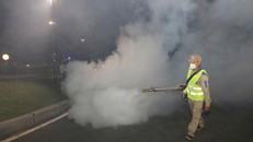 CDC Hà Nội phối hợp cùng các đơn vị liên quan tiến hành phun hóa chất phòng bệnh. 