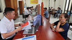 Người dân xã Phong Nha, một trong những xã lớn sau sáp nhập của tỉnh Quảng Trị, thực hiện giải quyết thủ tục hành chính tại Trung tâm phục vụ hành chính công xã Phong Nha.