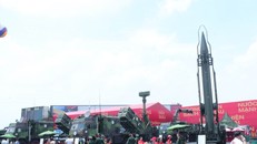 Khu trưng bày ngoài trời với các loại khí tài do các tập đoàn Công nghiệp Quốc phòng Việt Nam sản xuất và cải tiến nâng cấp. Ảnh: Trọng Đức