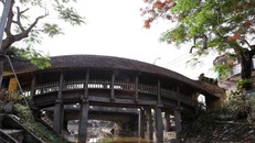 Cầu ngói chợ Lương bắc ngang qua con sông tại xã Hải Anh. 