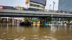 Thành phố Hà Nội vẫn còn rất nhiều điểm ngập úng trên nhiều tuyến phố nội đô. 