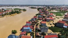 Nhiều hộ dân thôn Ngô Đạo, xã Đa Phúc (Hà Nội) bị ngập sâu đến hơn 2m do lũ sông Cầu dâng cao.