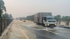 Đường cao tốc Hà Nội-Thái Nguyên ngập sâu do nước lũ dâng.