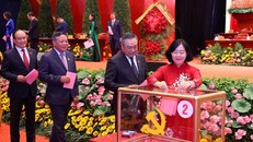 Đại biểu bỏ phiếu bầu Ban Chấp hành Đảng bộ Thành phố Hà Nội khóa XVIII, nhiệm kỳ 2025-2030. 