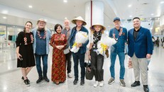 Secret Garden đến sân bay Nội Bài, thích thú khi được tặng nón lá vẽ tay thủ công