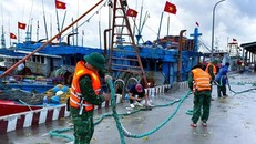 Cán bộ, chiến sỹ Đồn Biên phòng cửa khẩu cảng Cửa Lò - Bến Thuỷ (Bộ đội Biên phòng tỉnh Nghệ An) hỗ trợ ngư dân thu dọn ngư lưới cụ.