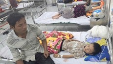 Nhiều học sinh phải nhập viện với các triệu chứng đau bụng, nôn ói, đi ngoài.