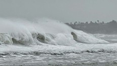 Do ảnh hưởng bão số 12, vùng biển Quảng Ngãi hiện có sóng biển rất lớn.