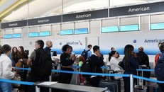 Hành khách chờ làm thủ tục tại sân bay quốc gia Ronald Reagan Washington ở Arlington, Virginia, Mỹ.