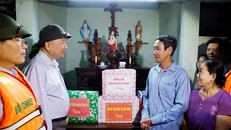 Tổng Bí thư Tô Lâm thăm hỏi và tặng quà cho người dân vùng bị chia cắt do mưa lũ tại thôn Khuông Phò Đông, xã Quảng Điền, Thành phố Huế.