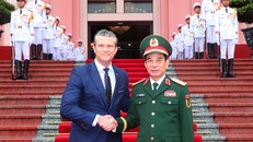 Đại tướng, Bộ trưởng Quốc phòng Phan Văn Giang và Bộ trưởng Quốc phòng Hoa Kỳ Pete Hegseth chụp ảnh chung tại Lễ đón.