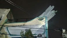 Nhà của người dân Quy Nhơn bị tốc mái do gió giật kinh hoàng sau khi bão đổ bộ. 