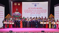 Các đại biểu chụp ảnh cùng tập thể, cá nhân được nhận bằng khen của Thủ tướng Chính phủ. 