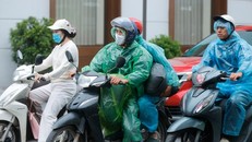 Nhiều người phải mặc áo mưa giữ ấm.