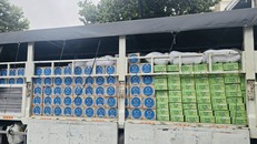 Hàng trăm nghìn sản phẩm dinh dưỡng bao gồm sữa và nước uống Vinamilk đã được chất đầy xe chuẩn bị đến với bà con vùng lũ - Ảnh: Vi Nam