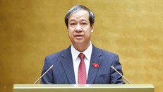 Bộ trưởng Bộ Giáo dục và Đào tạo Nguyễn Kim Sơn trình bày tờ trình.