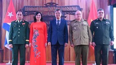 Các đại biểu chụp ảnh tại lễ kỷ niệm. 