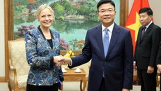 Phó Thủ tướng Lê Thành Long tiếp bà Susan Pointer, Phó Chủ tịch phụ trách chính sách công toàn cầu của Tập đoàn Amazon - Ảnh: VGP/Đức Tuân