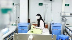 Sử dụng bóng cười liên tục, cô gái 23 tuổi bị liệt yếu tứ chi