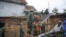 Lực lượng bộ đội ra quân giúp dân xây dựng và sửa chữa nhà cửa bị ảnh hưởng bởi mưa lũ tại xã Lộc An, thành phố Huế.