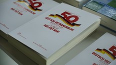 Cuốn kỷ yếu "50 năm quan hệ Đức-Việt: Đối tác trong quá khứ, hiện tại và tương lai." 