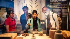 Du khách tìm hiểu và tham quan bộ sưu tập vũ khí thời Lê được công nhận là bảo vật quốc gia.