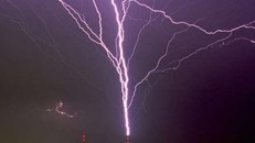 Kỳ lạ hiện tượng sét đánh ngược hiếm gặp trong tự nhiên