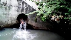 Thiếu nữ la hét, lấy gạch đập đầu chui vào cống nước thải