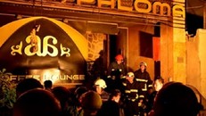 Quán cà phê mới khai trương đột nhiên bốc cháy