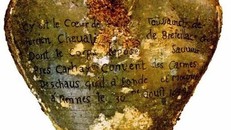 Phát hiện 5 di cốt trái tim 400 năm tuổi còn nguyên vẹn ở Pháp