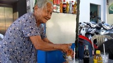 Cụ bà gần 90 tuổi bán nước dạo nói được 4 ngoại ngữ