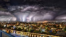 Kinh ngạc hiện tượng sét đánh giống như ngày tận thế ở Australia