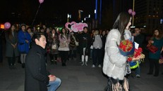 Cầu hôn hoành tráng nhưng vẫn bị từ chối vì nhẫn kim cương quá bé