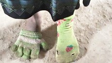 Ảnh bé gái dùng găng tay làm tất chân khiến cộng đồng mạng nhói lòng