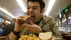 Vì sao khi thất tình chúng ta lại thèm ăn 'điên cuồng'?