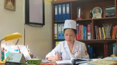 Trò chuyện với nữ chiến sỹ mặc áo blouse trắng nhân ngày 22/12