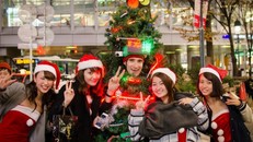 Anh chàng cây thông Noel kỳ lạ tại Tokyo