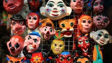 Phát hiện mối nguy hiểm tiềm tàng trong những chiếc mặt nạ đồ chơi