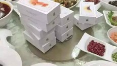 Đại gia tặng 39 chiếc iPhone 6s cho bạn học làm quà
