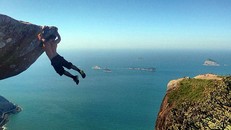 ‘Ngã ngửa’ với sự thật sau bức ảnh chàng trai ‘đu trên vách đá'